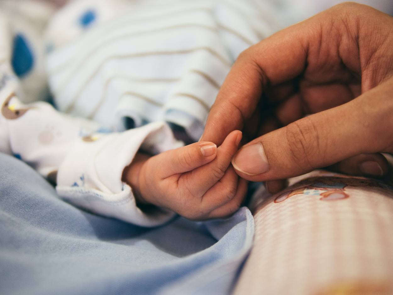¿Puede una madre soltera disfrutar del permiso de paternidad? 